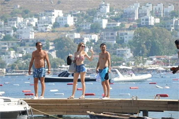 Serdar-Chloe Ortaç çifti denizde aşka geldi!