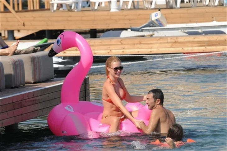 Serdar-Chloe Ortaç çifti denizde aşka geldi!