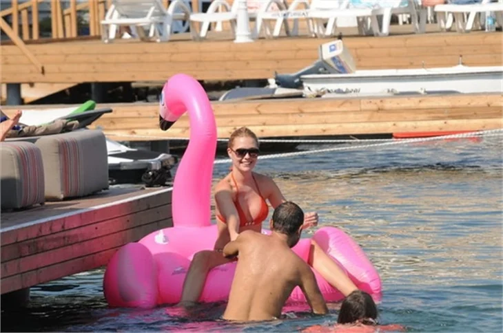 Serdar-Chloe Ortaç çifti denizde aşka geldi!