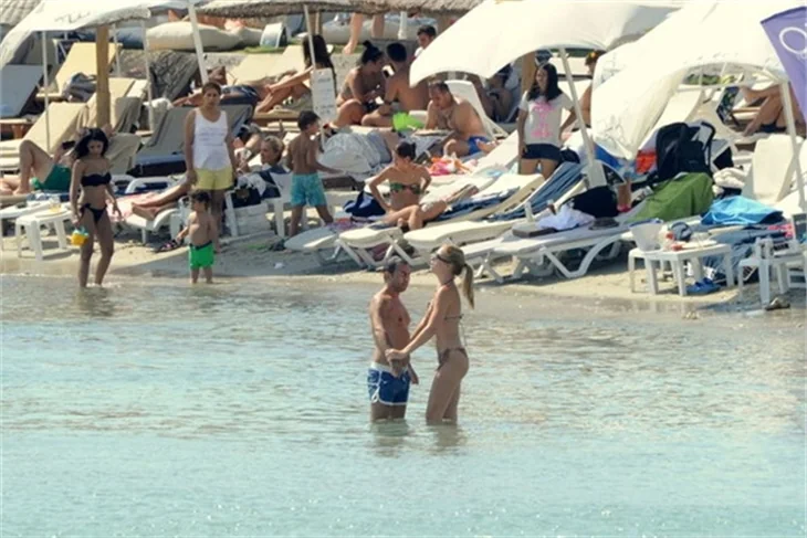 Serdar-Chloe Ortaç çifti denizde aşka geldi!
