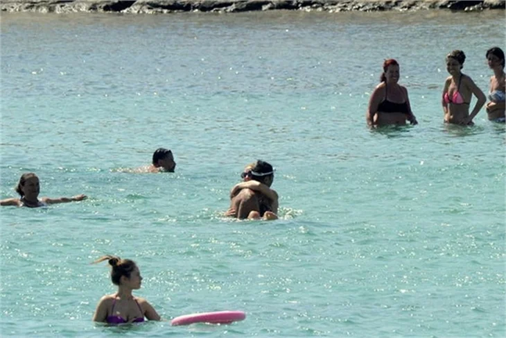 Serdar-Chloe Ortaç çifti denizde aşka geldi!