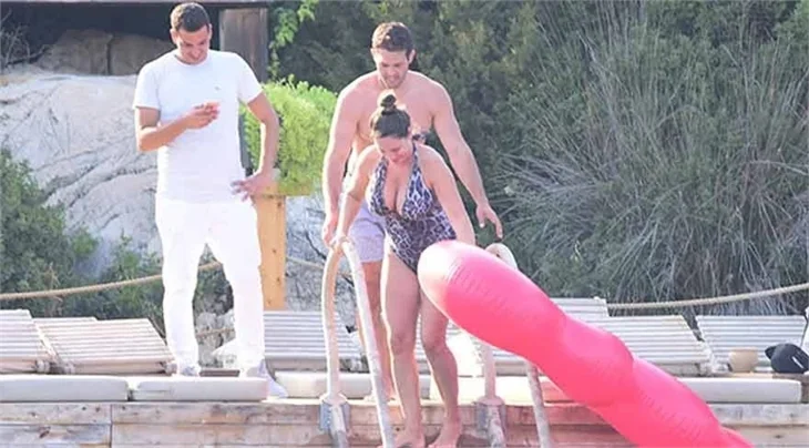 Kelly Brook estetikçi arıyor!