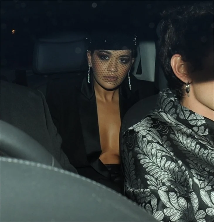Rita Ora'nın olay dekoltesi!