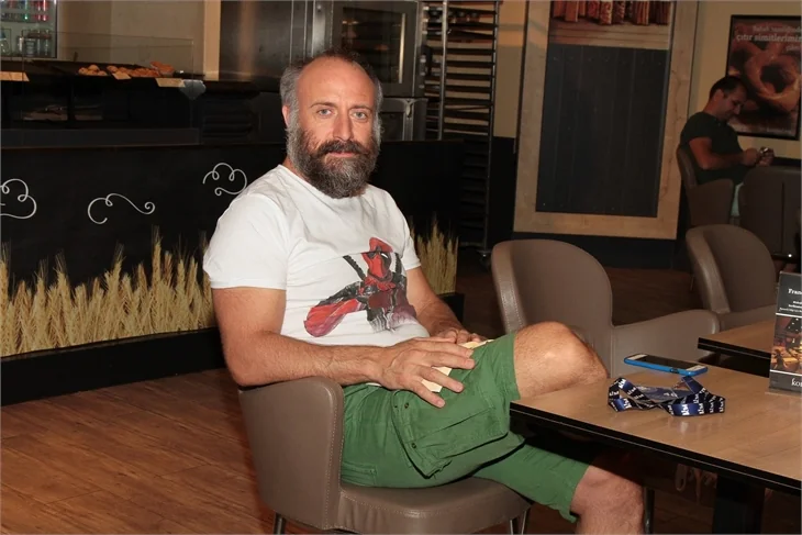 Halit Ergenç oğlunu kitap okuyarak bekledi!