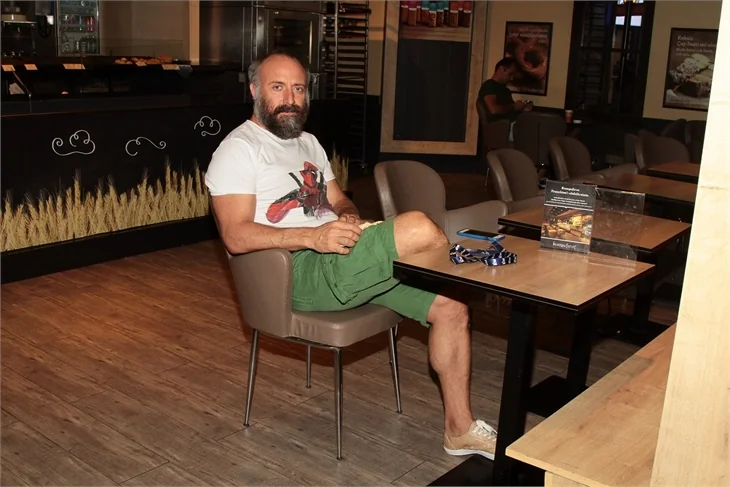 Halit Ergenç oğlunu kitap okuyarak bekledi!