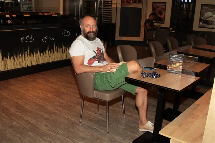Halit Ergenç oğlunu kitap okuyarak bekledi!