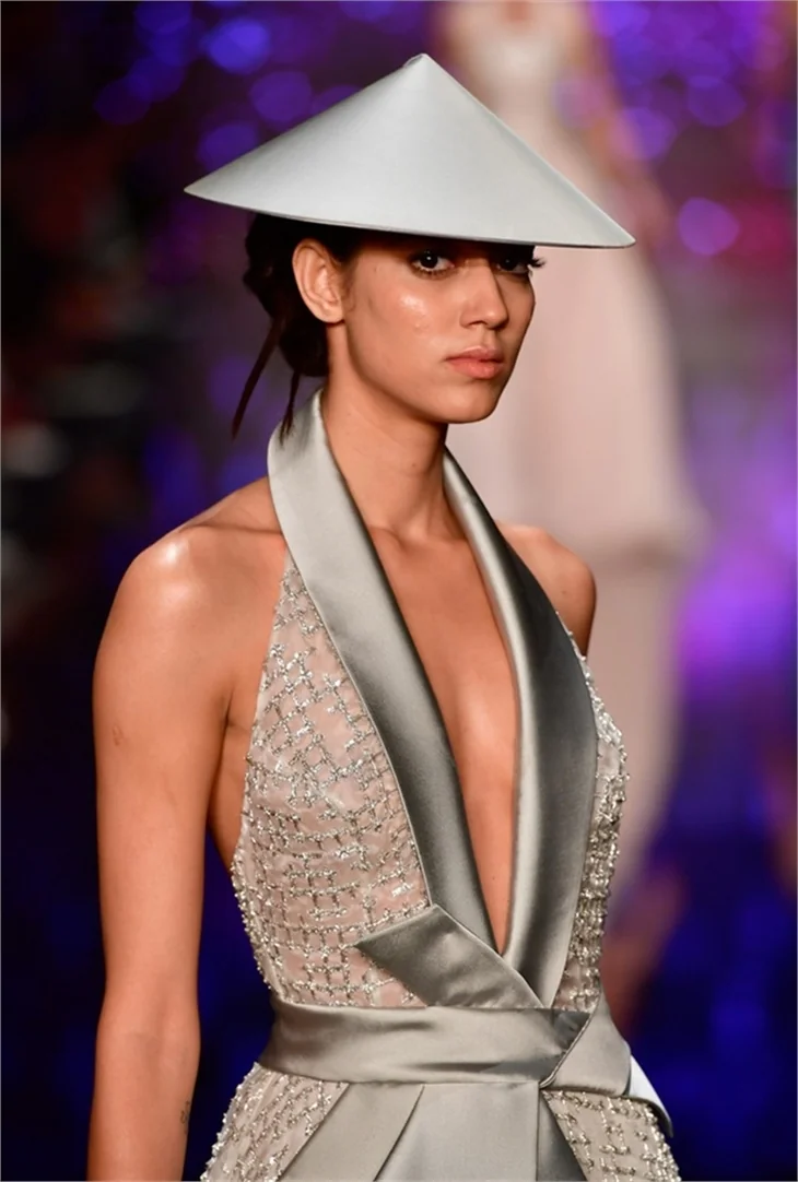 Fashion Week İstanbul'da Özgür Masur defilesi!
