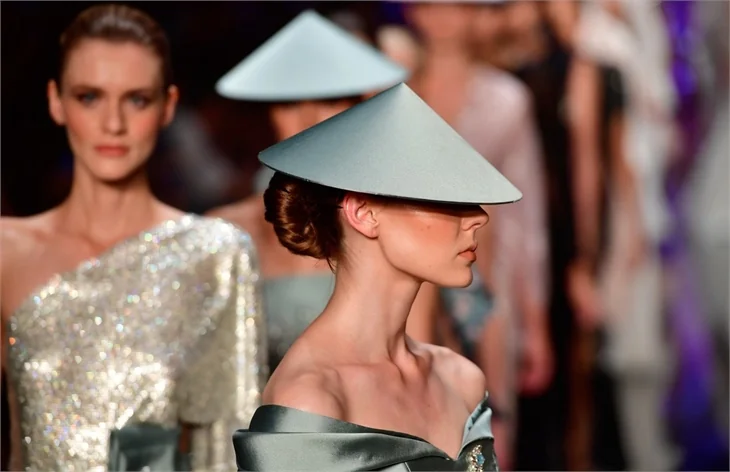 Fashion Week İstanbul'da Özgür Masur defilesi!