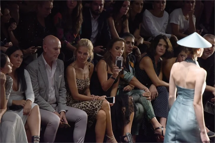 Fashion Week İstanbul'da Özgür Masur defilesi!