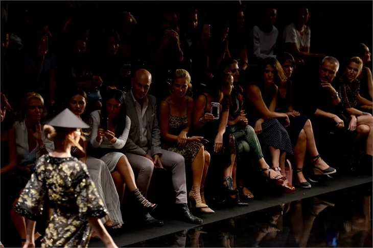 Fashion Week İstanbul'da Özgür Masur defilesi!
