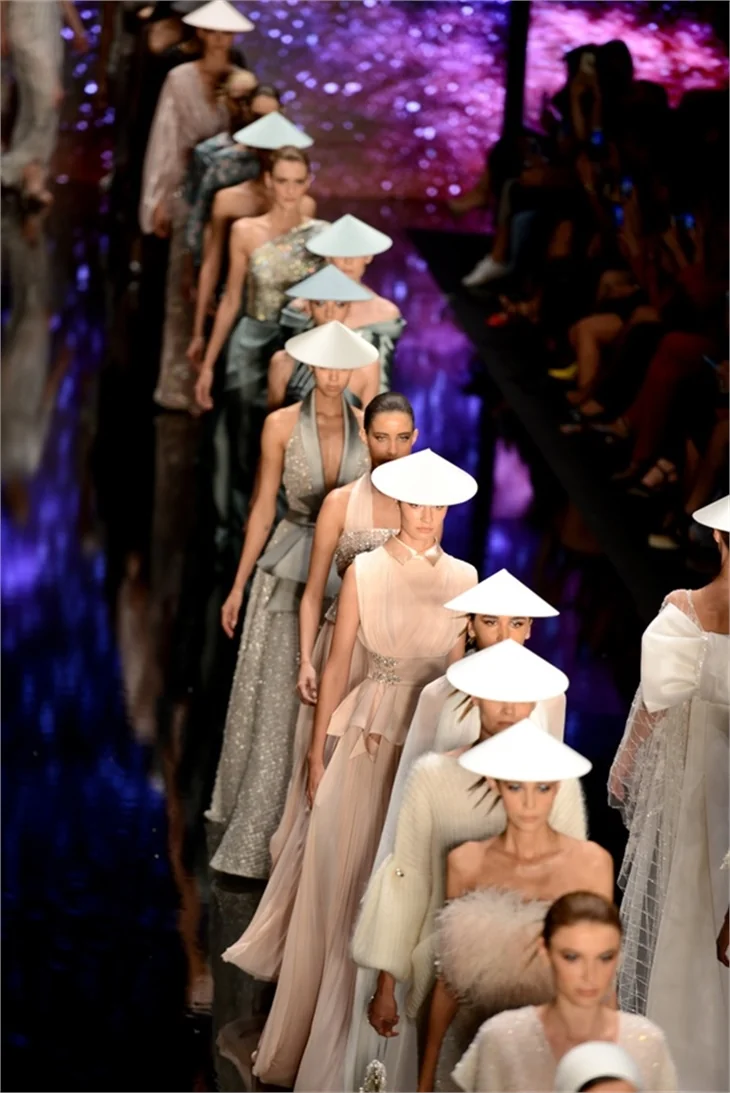 Fashion Week İstanbul'da Özgür Masur defilesi!