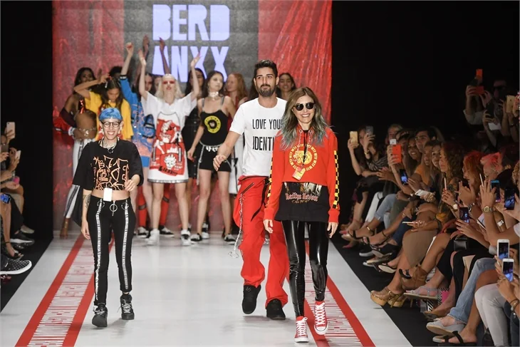 Deniz Berdan'dan renkli defile!