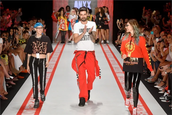 Deniz Berdan'dan renkli defile!