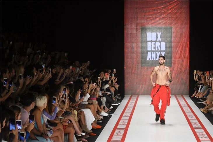 Deniz Berdan'dan renkli defile!