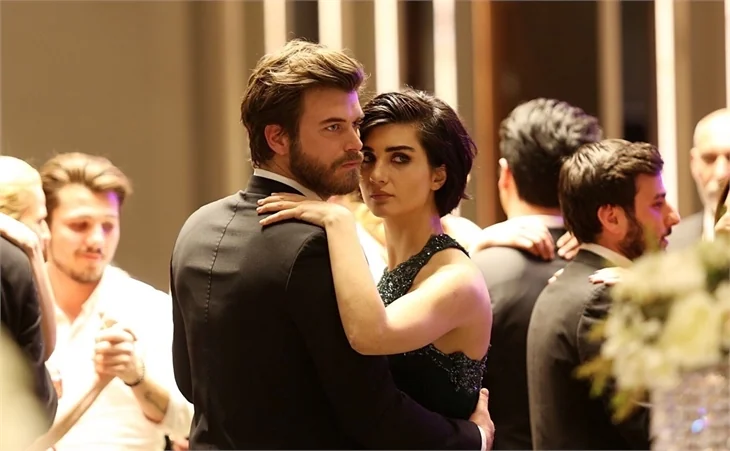 Tuba Büyüküstün ve Kıvanç Tatlıtuğ'a 'en çok yakışan çift' ödülü