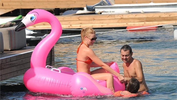 Serdar Ortaç ile Chloe Loughnan birbirini sildi!