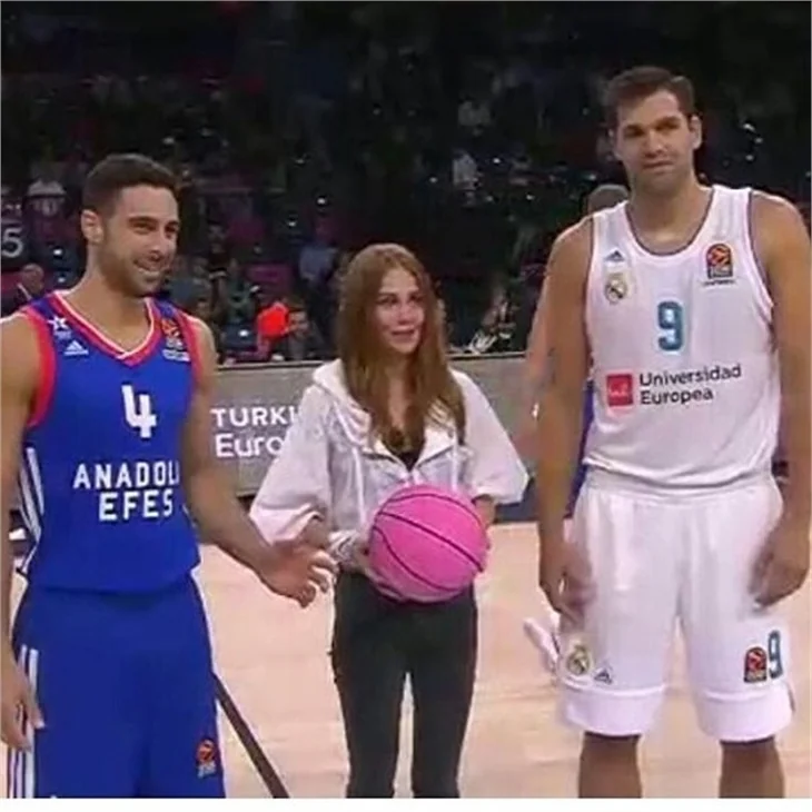 Elçin Sangu 'Pembe Top'la sahada!