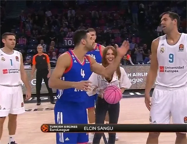 Elçin Sangu 'Pembe Top'la sahada!