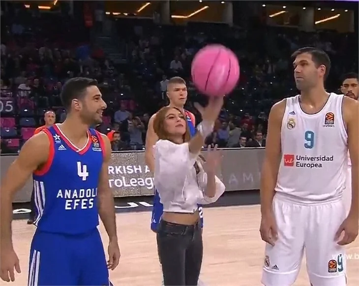 Elçin Sangu 'Pembe Top'la sahada!