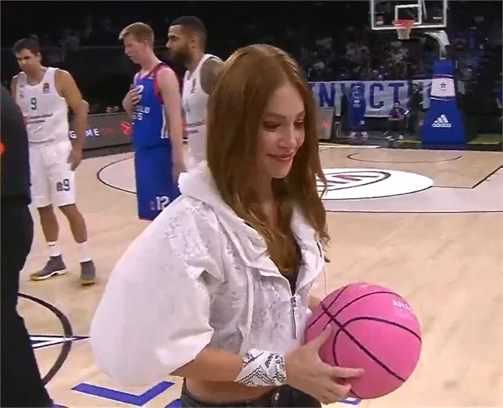 Elçin Sangu 'Pembe Top'la sahada!