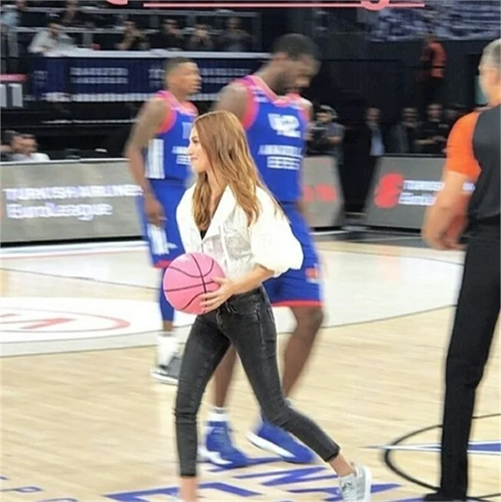 Elçin Sangu 'Pembe Top'la sahada!