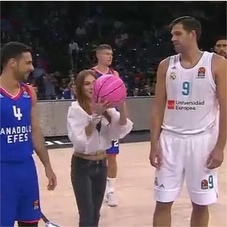 Elçin Sangu 'Pembe Top'la sahada!