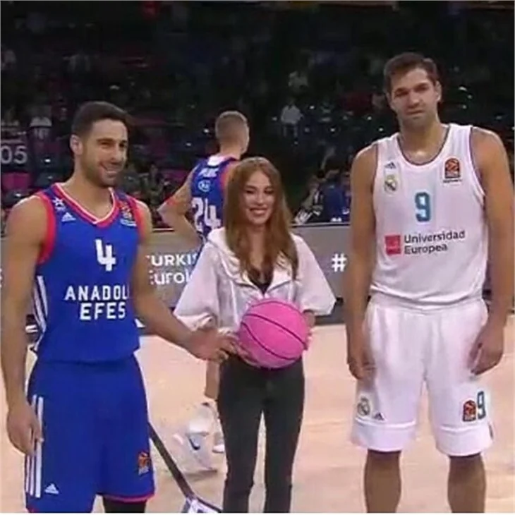 Elçin Sangu 'Pembe Top'la sahada!