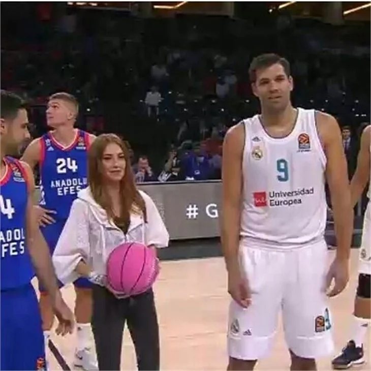 Elçin Sangu 'Pembe Top'la sahada!