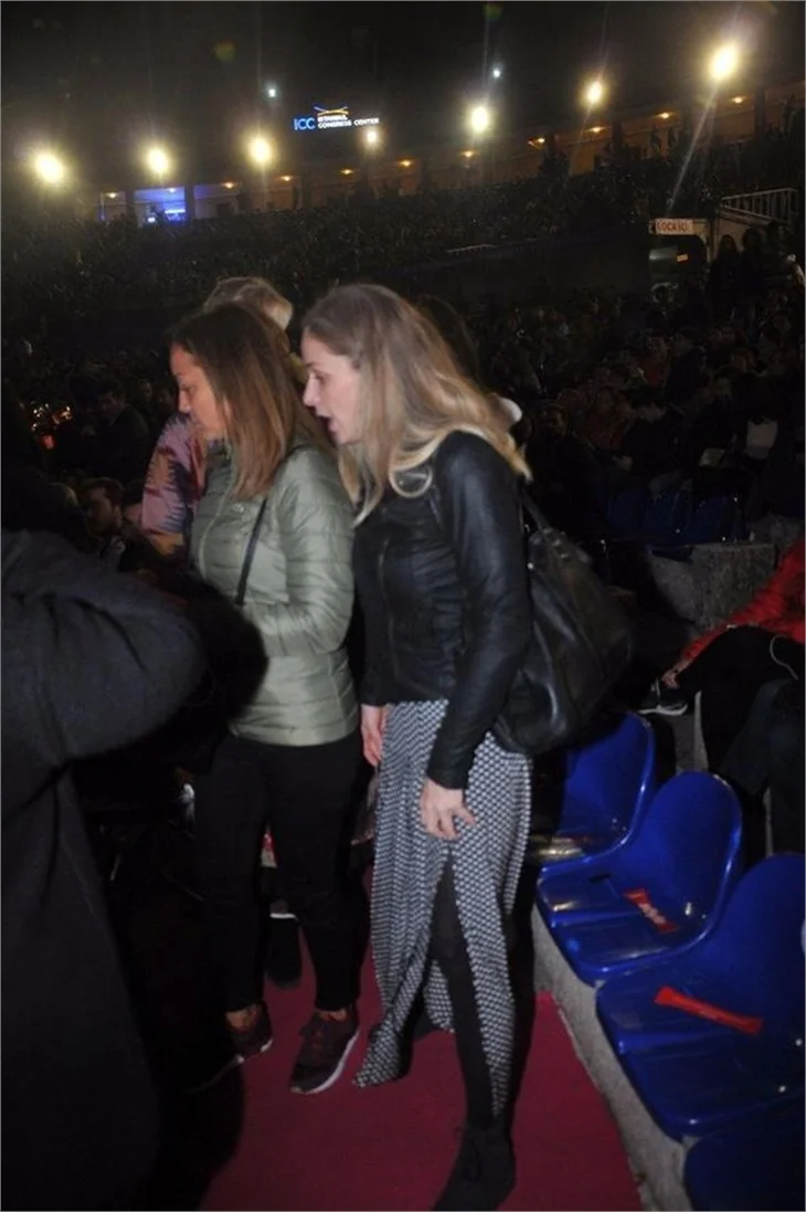 Eşinin konserine gitti, ayakta kaldı!