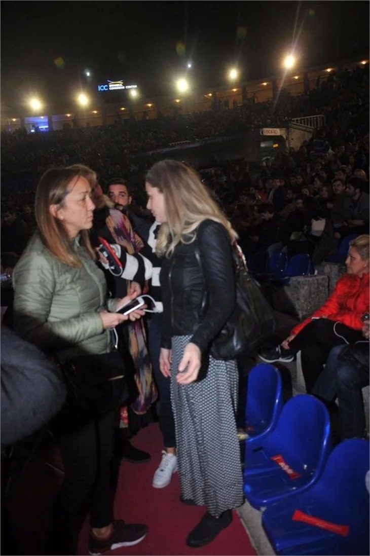 Eşinin konserine gitti, ayakta kaldı!