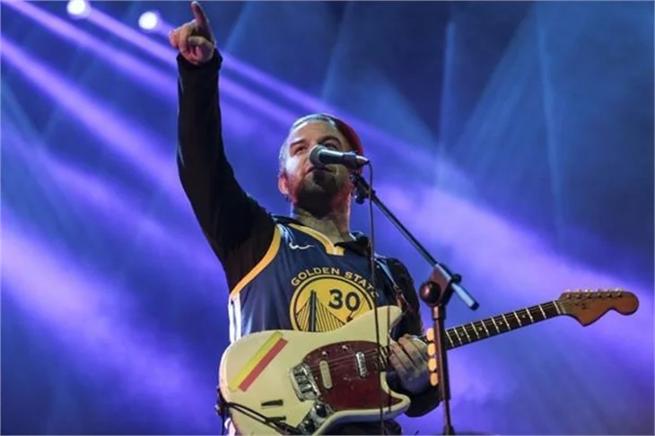 Eşinin konserine gitti, ayakta kaldı!