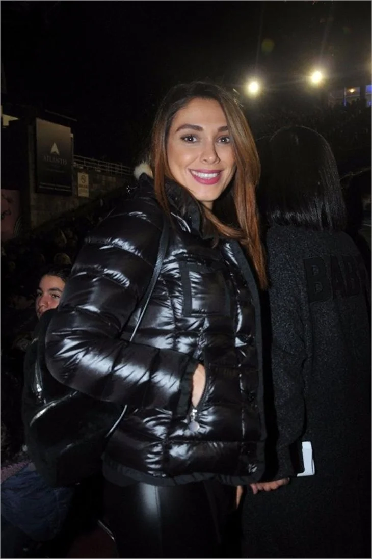 Eşinin konserine gitti, ayakta kaldı!