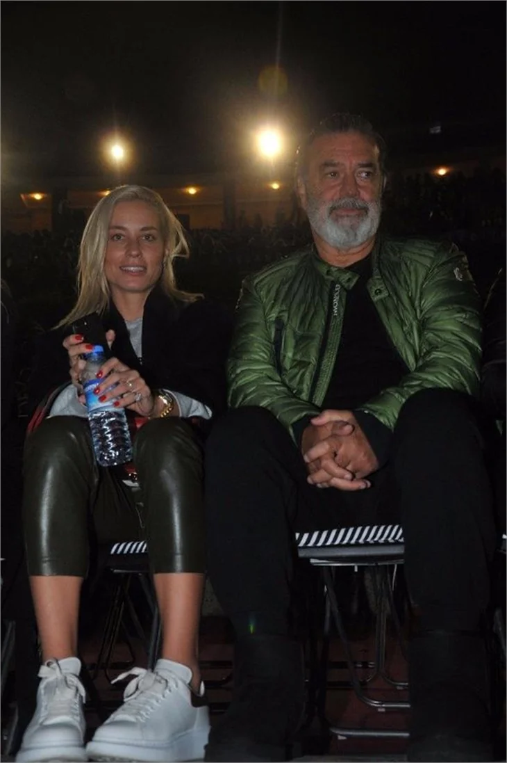 Eşinin konserine gitti, ayakta kaldı!