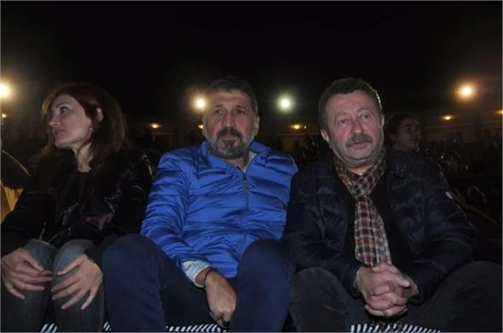 Eşinin konserine gitti, ayakta kaldı!