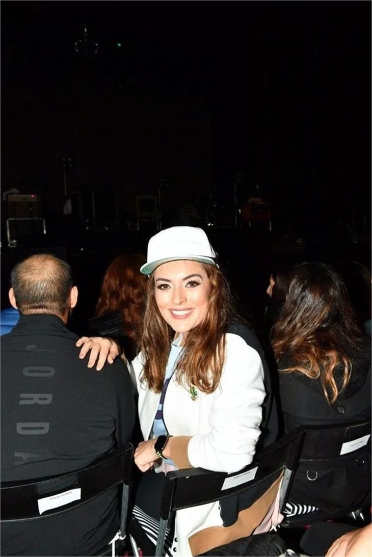 Eşinin konserine gitti, ayakta kaldı!