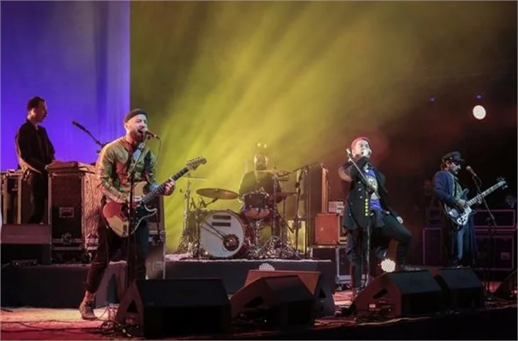Eşinin konserine gitti, ayakta kaldı!
