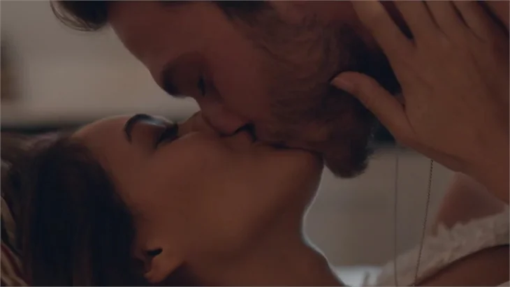 Aras Bulut İynemli ve Dilan Çiçek Deniz'den cesur sahne!