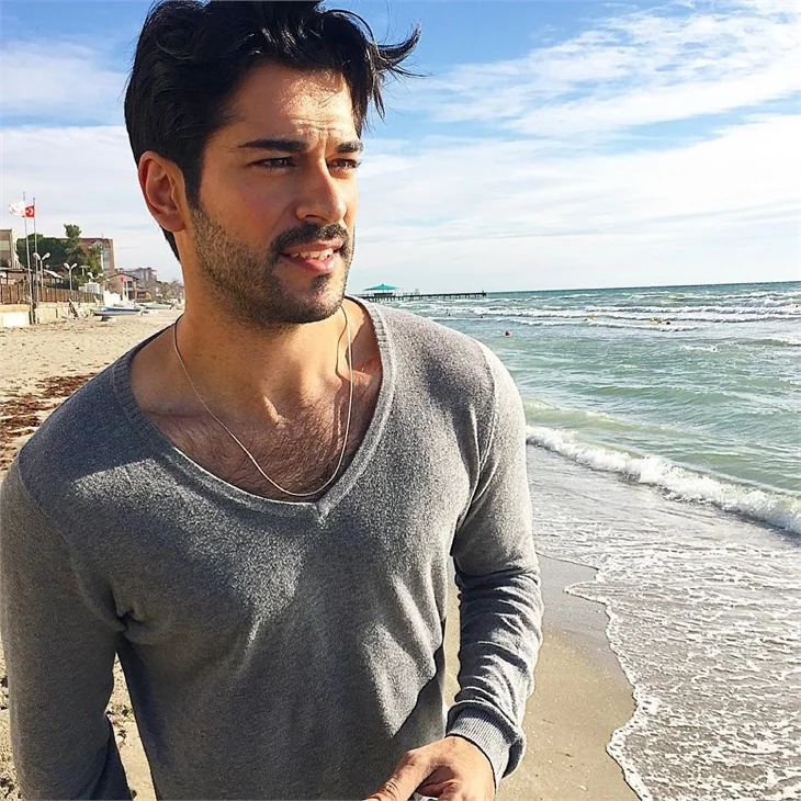 Burak Özçivit hastaneye kaldırıldı!