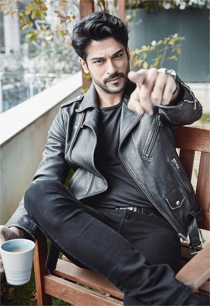 Burak Özçivit'ten haber var!