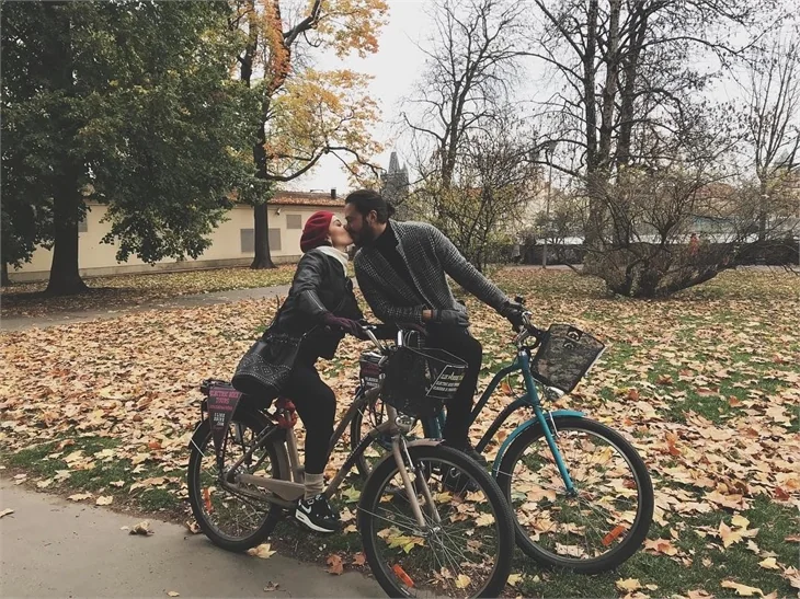 Pelin Akil ve Anıl Altan, Prag'da aşka geldi!