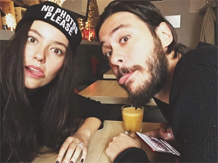 Pelin Akil ve Anıl Altan, Prag'da aşka geldi!
