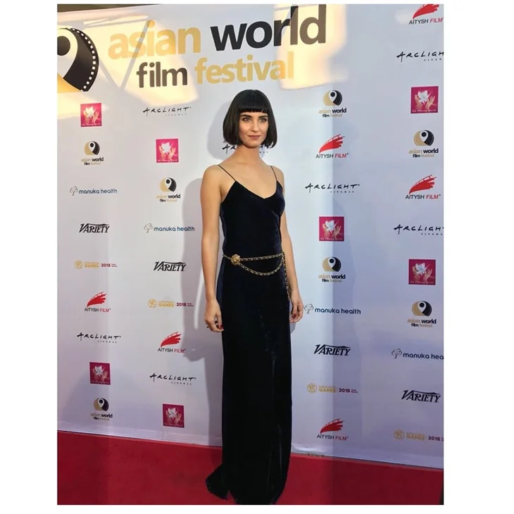 Tuba Büyüküstün'ün kemerinin fiyatı dudak uçuklattı!