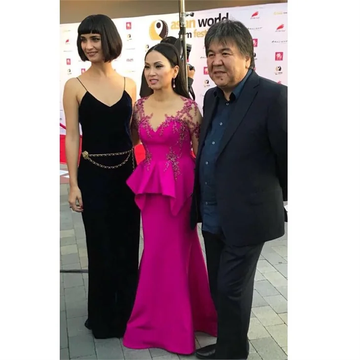 Tuba Büyüküstün'ün kemerinin fiyatı dudak uçuklattı!