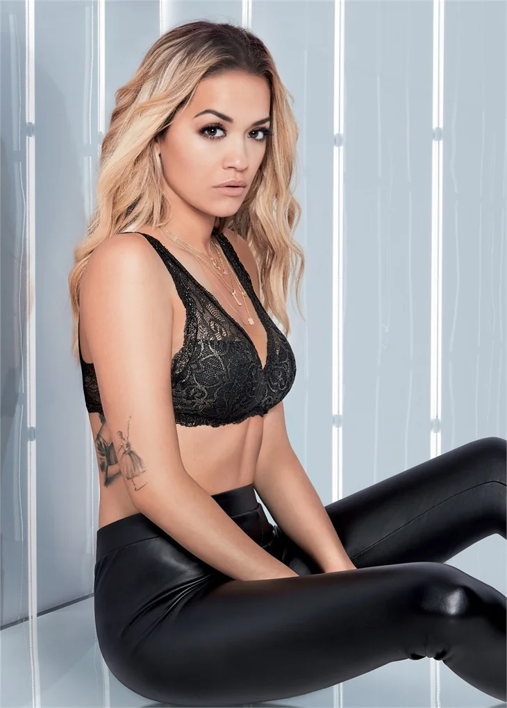 Rita Ora'dan nefes kesen pozlar!