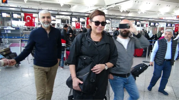 Deniz Seki tek başına Umre'ye gitti!