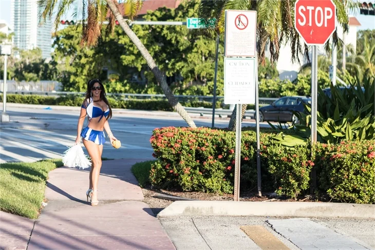 Pon pon kız Claudia Romani