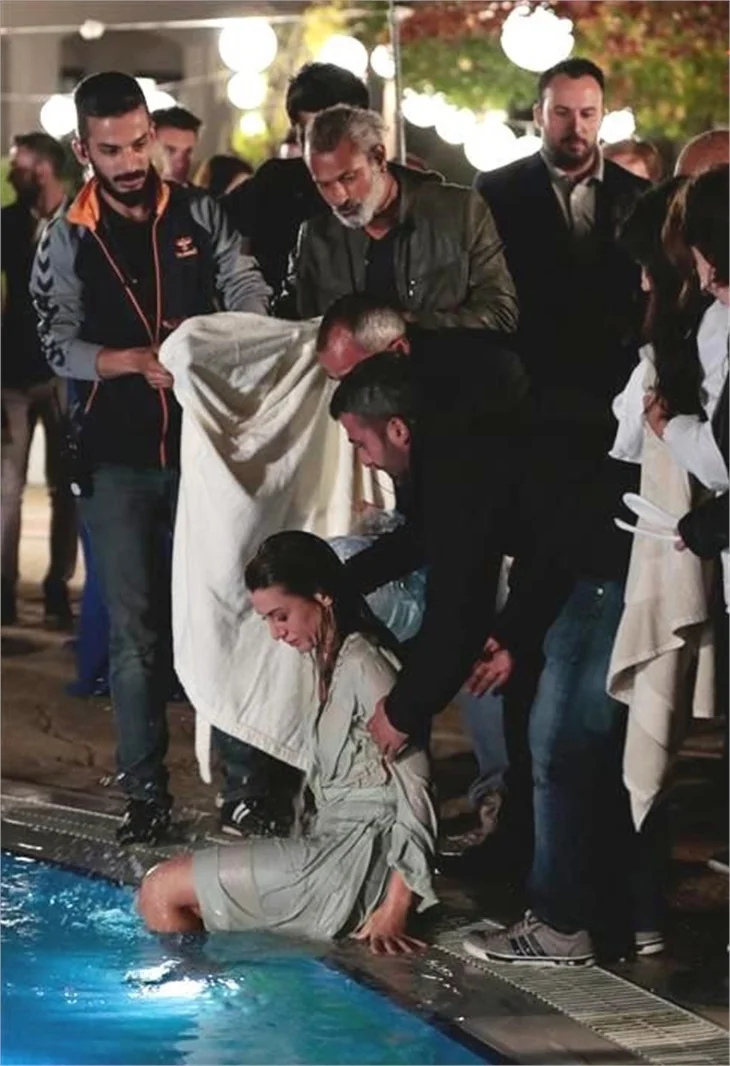 Gökçe Bahadır sıcak su ile ısıtıldı!