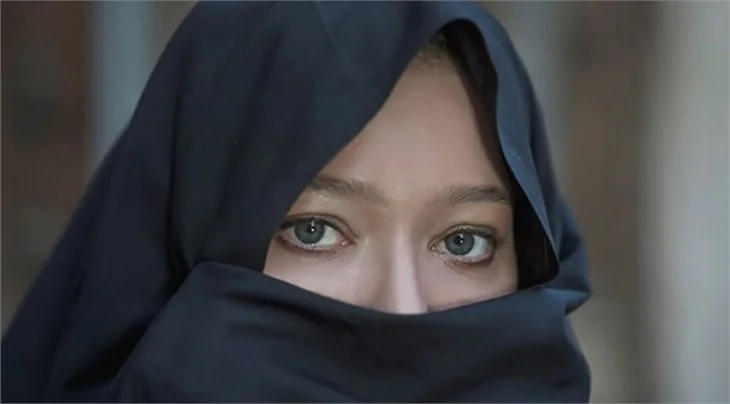 Nurgül Yeşilçay çarşafa girdi!