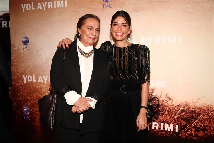 Yol Ayrımı'nın galasından kırmızı halı görüntüleri!