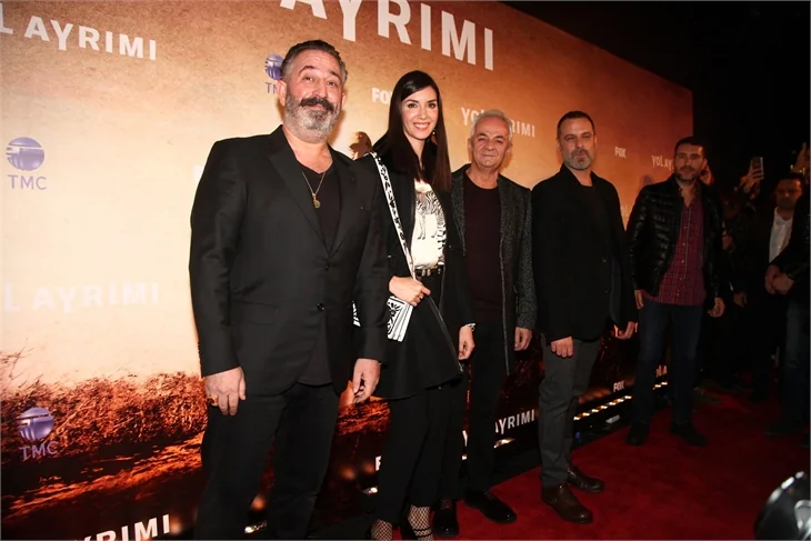 Yol Ayrımı'nın galasından kırmızı halı görüntüleri!